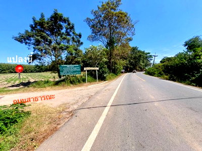 Land for sale : 20 rai of vacant land for sale in Phanom Sarakham, Chachoengsao, within the EEC zone. Price less than 1,000 baht per square wah.