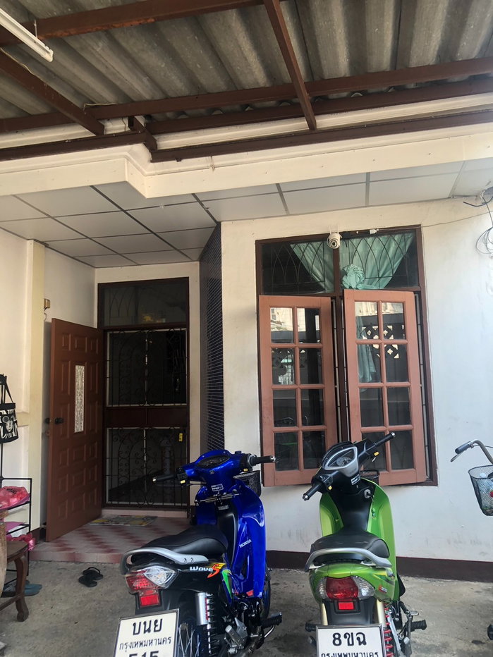 picture Townhouse for Sale in Moo Baan U Charoen (Phahonyothin 50)  Land size: 29 sq.wah (corner unit) 2 bedrooms, 2 bathrooms Good price – negotiable - 7/14