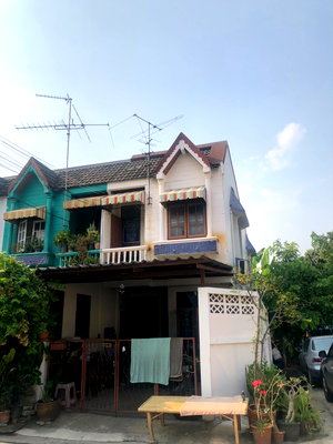 ขายทาวน์โฮม : ขายทาวน์เฮ้าส์ หมู่บ้านอยู่เจริญ พหลโยธิน  50  เนื้อที่ 29 ตรว หลังมุม  2 ห้องนอน 2ห้องน้ำ ราคาดีต่อรองได้