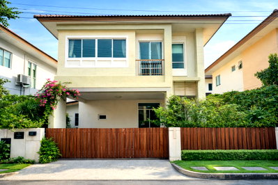 บ้านแฝด โรงเรียนนวมินทราชินูทิศ เบญจมราชาลัย : บ้านแฝดอารมณ์บ้านเดี่ยว พร้อมพัฒน์ พรีว่า พื้นที่เยอะ 144 ตรม. เส้นเมนโครงการ ตอบโจทย์ครอบครัวเริ่มต้น