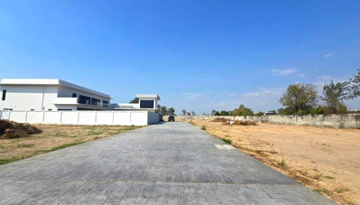 Land for sale Chonburi : 𝐋𝐚𝐧𝐝 𝐚𝐧𝐝 𝐁𝐮𝐢𝐥𝐝𝐢𝐧𝐠𝐬 𝐟𝐨𝐫 𝐒𝐚𝐥𝐞 𝐢𝐧 𝐏𝐚𝐭𝐭𝐚𝐲𝐚 Located behind Thara Pattana School