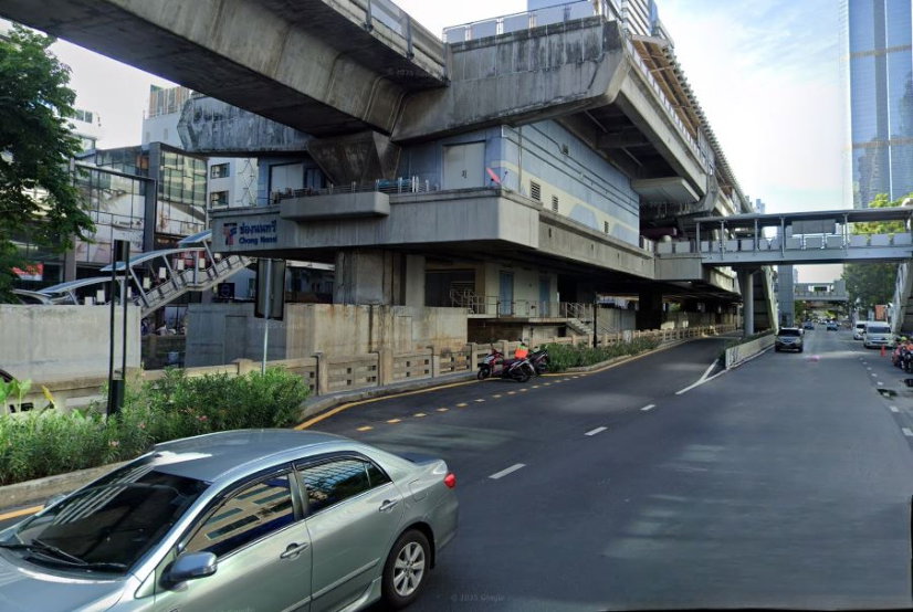 รูป ขายตึกแถว 5 ชั้นครึ่ง 3 คูหา ติดถนนสีลม ใกล้รถไฟฟ้าเพียง 600 เมตร - รูปที่ 2/4