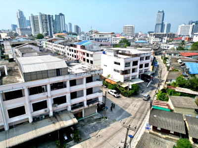 Shophouses for sale Kasetsart University Si Racha Campus : 5-story commercial building for sale in a residential area, Soi Rong Mai Khid, within the Sriracha Land project.