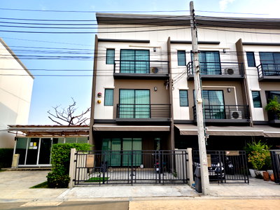ขายทาวน์โฮม : ขายด่วน! ทาวน์โฮม 3 ชั้น หลังมุม (ติดนิติฯ) บ้านกลางเมือง ศรีนครินทร์-อ่อนนุช ต่อเติมครัว (เจ้าของย้ายไป ตปท.)