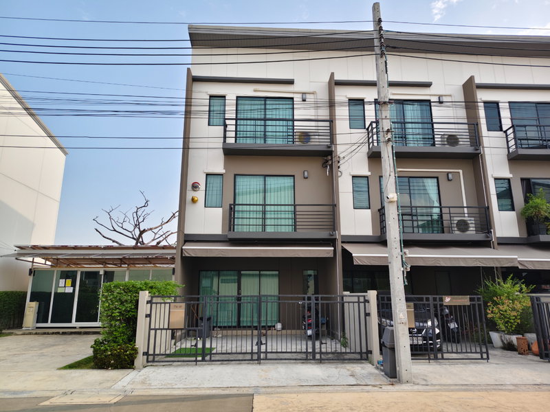 ขายทาวน์โฮม : ขายด่วน! ทาวน์โฮม 3 ชั้น หลังมุม (ติดนิติฯ) บ้านกลางเมือง ศรีนครินทร์-อ่อนนุช ต่อเติมครัว (เจ้าของย้ายไป ตปท.)