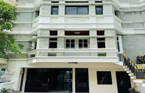 Townhome/Home office for rent at Chicha Castle, Sukhumvit 31. 350 sq m, 4 bedrooms, 4 bathrooms, 4 floors.