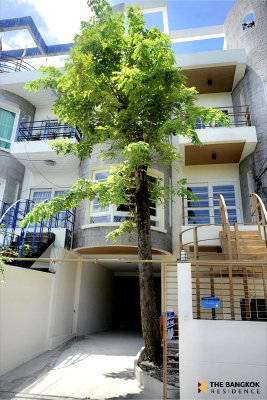 Townhouses for sale BTS Ladphrao Intersection : 🏡Beautifully Decorated Minimal Townhome in a Prime Ladprao 35 Location
