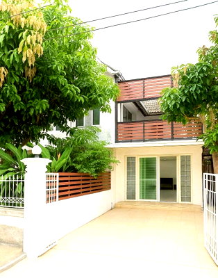 ขายบ้านเดี่ยว : ขายบ้านเดี่ยวสัมมากร 58 ตรว. อยู่เอง 1 โซน อีกโซนปล่อยได้ 12,500 บ./ด. ใกล้ MRT รามคำแหง