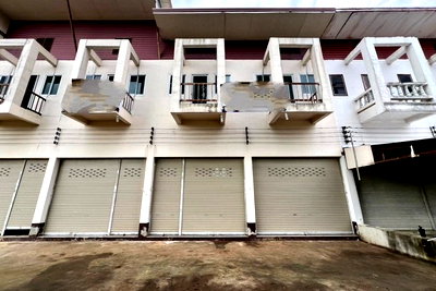 Shophouses for sale Lamphang : FOR SALE  COMMERCIAL BUILDING PROPERTY  970000 BAHT.