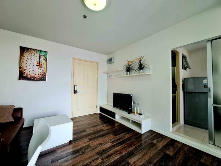 picture Debura By Sansiri, located at Phran Nok intersection, offers beautiful rooms with pool views. - 1/11