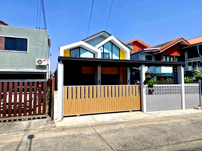 ขายบ้านเดี่ยว : บ้านเดี่ยว 2 ชั้น  ทำเลดี แนวรถไฟฟ้าสายสีชมพู หมู่บ้านธีรวรรณ พระยาสุเรนทร์ ซ. 6 เขตคลองสามวา บางชัน
