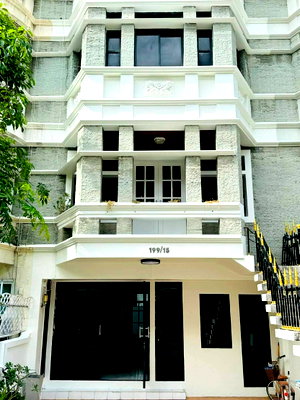 Twin houses for rent Thailand Cultural Centre  : P0483/For rent Chicha castle Sukhumvit soi 31 large townhome. Supports both living and home office use.