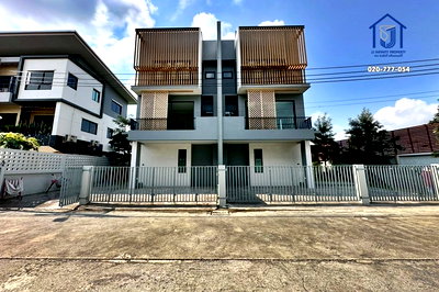 บ้านแฝด เซ็นทรัล พลาซ่า บางนา : ขายบ้านแฝด 3 ชั้น หมู่บ้านเดอะ ทริปเปิ้ล 113 ซอยสุขุมวิท 113 ใกล้BTS สำโรง,BTS แบริ่ง