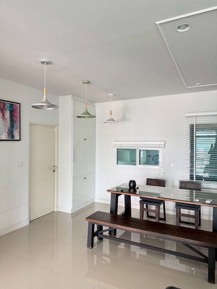 รูป 🏡✨ ปล่อยเช่าบ้านเดี่ยวหรู บุราสิริ ปัญญาอินทรา 4 ห้องนอน 3 ห้องน้ำ พร้อมอยู่ หิ้วกระเป๋าเข้าอยู่ได้เลย! ✨🏡 - รูปที่ 6/20