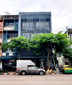 Shophouses for rent เตาปูน : Commercial building for rent, 3 storeys with a mezzanine level. Located near MRT Bang Pho Station (Blue Line) . Very prime location.