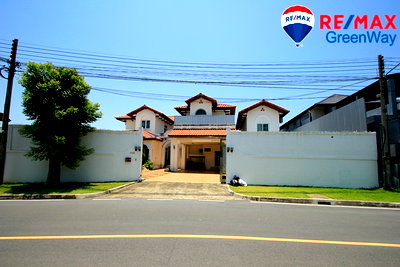 Houses for sale Porto Chino Shopping Mall : Single house Rama 2, Sarin City, the back of the house is next to a wide lake. The atmosphere is very private, a large house of 305.3 wa, good house 