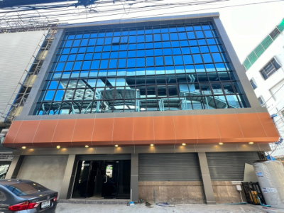 ขายอาคารพาณิชย์ 4 ชั้นมีชั้นลอย ติด MRTสถานี มัยลาภ (สายสีชมพู) ติดถนนรามอินทรา ท่าแร้ง บางเขน กทม. เนื้อที่ 107.0 ตร.วกว้าง 16 ม. (4 ม./คูหา)