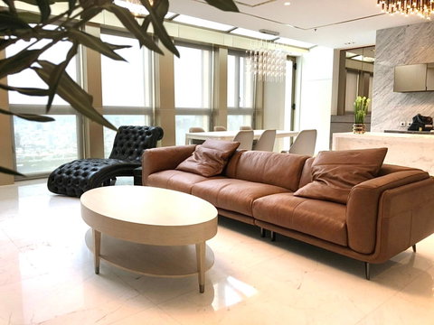 LTHC7244 – Noble Ploenchit FOR RENT 2 beds 3 baths Size 170 Sq.M. Near BTS Phloen Chit stations ONLY 180k/month