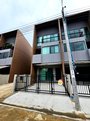 ทาวน์โฮมให้เช่า : 🏡✨ ให้เช่า!ทาวน์โฮม 3 ชั้น บ้านกลางเมือง พระราม 9 - กรุงเทพกรีฑา 3 ห้องนอน 2 ห้องอาบน้ำ บ้านใหม่ หลังมุม หน้าบ้านโล่ง พร้อมเข้าอย