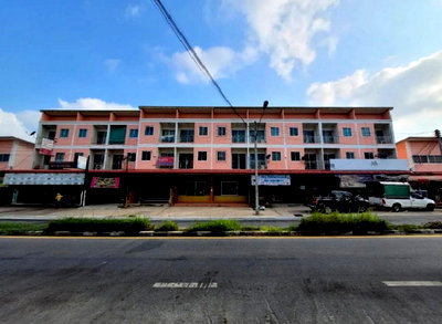 Shophouses for sale Kasetsart University Si Racha Campus : FOR SALE  COMMERCIAL BUILDING PROPERTY  6000000 BAHT.