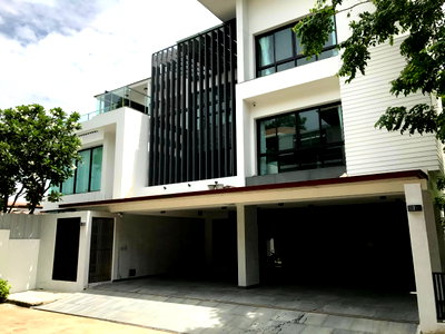 เช่าบ้านเดี่ยว ทรู ทาวเวอร์ พัฒนาการ : [ให้เช่า] บ้านเดี่ยวหรู พร้อมสระว่ายน้ำส่วนตัว 4 ห้องนอน *มีห้องแม่บ้าน*📍หมู่บ้านอิสระ พระราม 9 | ตรงข้ามสนามกีฬาแห่งชาติ
