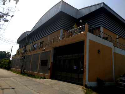 Factory for sale Bang Khun Thian : Factory for sale, including plastic injection molding machinery, a house, and vacant land measuring 304 square wah on Rama 2 Road.