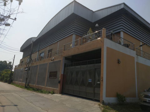 Factory for sale, including plastic injection molding machinery, a house, and vacant land measuring 304 square wah on Rama 2 Road.