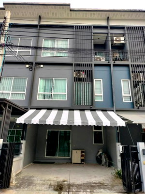 ขายทาวน์โฮม : 🏡🩷🍀ขายด่วน!!! บ้านทาวน์เฮ้าส์ 3 ชั้น โครงการสัมมากร อเวนิว สุวรรณภูมิ 4 ห้องนอน 4 ห้องน้ำ 2 ที่จอดรถ เฟอร์นิเจอร์ครบ