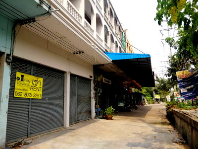 เช่าอาคารพาณิชย์ บางบัวทอง นนทบุรี : ติดถนนใหญ่ ใกล้รถไฟฟ้า MRT คลองบางไผ่ 700 เมตร เช่าตึกแถว บางบัวทอง 2 คูหา ติด ถนนกาญจนาภิเษก 