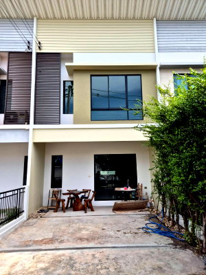 ขายทาวน์โฮม : 🌿 ทาวน์เฮาส์รีโนเวทใหม่ หน้าบ้านโล่งไม่ชนใคร! ลึกสะใจถึง 9 เมตร! โมดิวิลล่า บางบัวทอง | ใกล้เซ็นทรัลเวสต์เกตแค่ 5 นาที | 2.39 ลบ. ✨