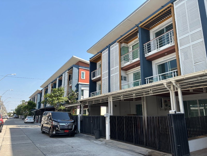 Townhouses for sale :  Townhome for Sale at Chuan Chuen Modus Vibhavadi–Rangsit   Fully furnished and ready to move in. Golden location with excellent accessibility!