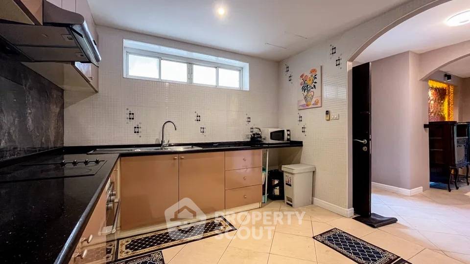 picture High-Floor 3-BR 212 Sqm Executive Residence 4 (ID 2453341) - 2/15