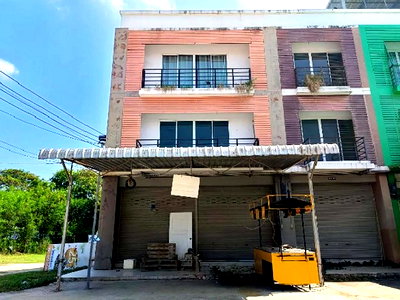 Shophouses for sale Nakhon Sawan : FOR SALE  COMMERCIAL BUILDING PROPERTY  4900000 BAHT.