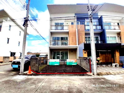 Townhouses for sale Pradist Manutham Road : TOWN HOUSE 25.7 Sq.w. Bang Khen Bangkok for 3.2M