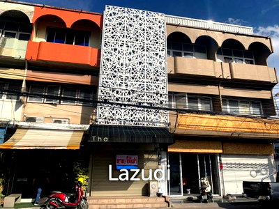 Townhouses for sale Chiang Mai Airport : 5 Bed 225 SQ.M Townhouse next to Walking Street