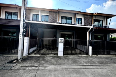 Townhouses for sale Bangkok : For Sale: 2-Storey Townhome at Pruksa Ville 73 Pattanakarn 38 | Balinese-Modern Design | Near Airport Rail Link Huamak & BTS On Nut