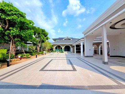 Houses for sale Rubberland : Luxurious mansion with spacious grounds, close to the motorway, in a prime location on Soi Siam Country Club Pattaya.
