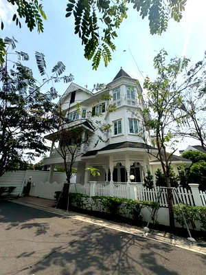 เช่าบ้านเดี่ยว ถนนสุขุมวิท : บ้านเดี่ยวหลังใหญ่ สไตล์ยุโรป ย่านบางนา พร้อมให้เช่า