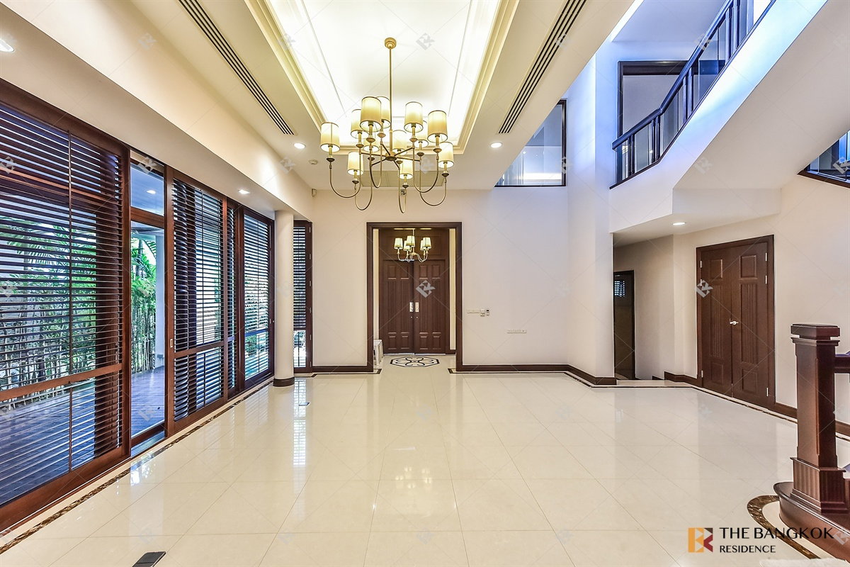 รูป  Elegant Classic Style House 💎Elegant classic home, spacious & private in central Sukhumvit🍃  - รูปที่ 6/20