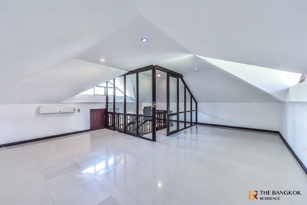 รูป  Elegant Classic Style House 💎Elegant classic home, spacious & private in central Sukhumvit🍃  - รูปที่ 13/20