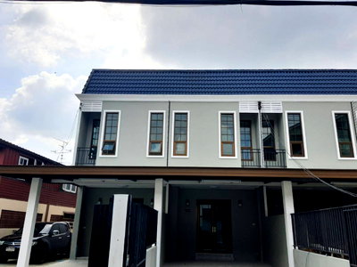 Townhouses for rent Thonburi Vocational College : New house for rent! Two-story townhouse with 3 bedrooms, spacious area, located on Phetkasem 48, near the BTS Skytrain
