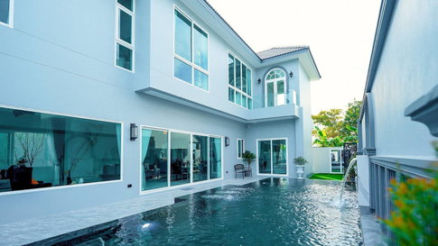 Luxury Mineral Pool Villa 4 Bedroom in Bangsaen