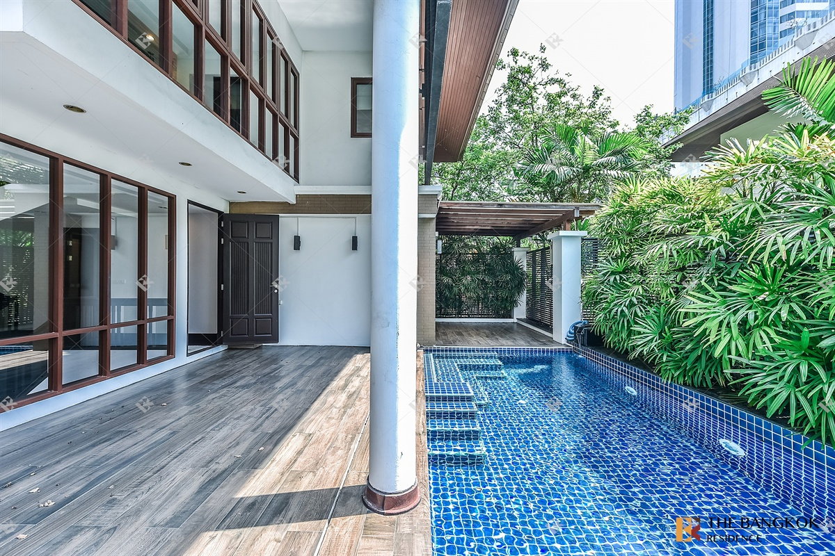 รูป  Elegant Classic Style House 💎Elegant classic home, spacious & private in central Sukhumvit🍃  - รูปที่ 2/20