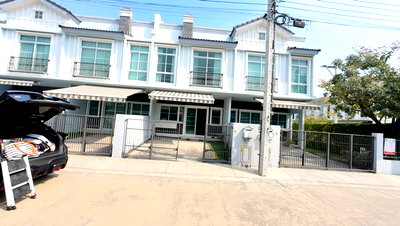 Townhouses for sale : Indy 4, a beautiful, ready-to-move-in house located in a prime location with a quiet community, next to Mega Bangna.