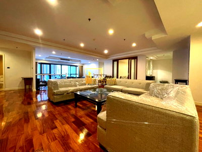 Apartment building for rent Srinakharinwirot University Prasanmit Campus : Spacious 3 Bedroom Apartment in Ekkamai - BR21187AP