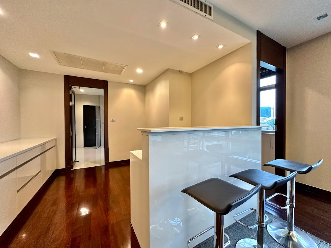 รูป Remarkable 2 Bedroom Apartment in Sathorn - BR0438AP - รูปที่ 8/35