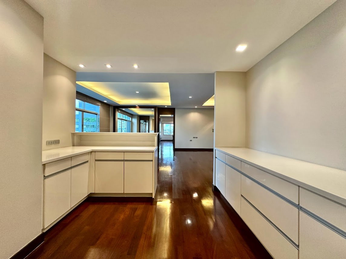 รูป Remarkable 2 Bedroom Apartment in Sathorn - BR0438AP - รูปที่ 9/35