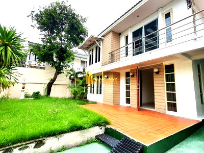 เช่าบ้านเดี่ยว ถนนเพชรบุรี กรุงเทพฯ : Charming 3 Bedroom House With Private Garden in Ekkamai Area - BR7709SH