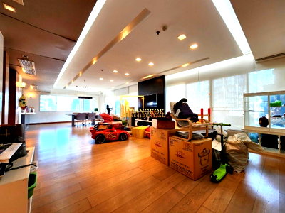 ขายคอนโด : Le Raffine 24 | Renovated 3 Bedroom Duplex Condo With Pool - BR16613CD