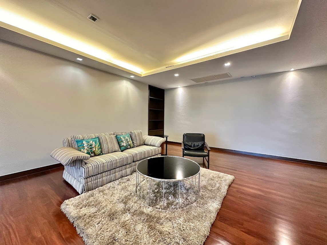รูป Remarkable 2 Bedroom Apartment in Sathorn - BR0438AP - รูปที่ 2/35